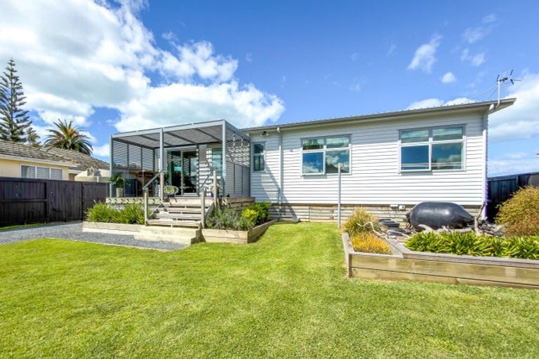 Photo of property in 989 East Coast Road, Kaiaua, Miranda, 2473