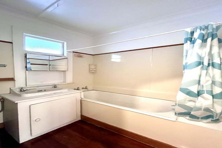 Photo of property in 80 Oxford Street, Levin, 5510