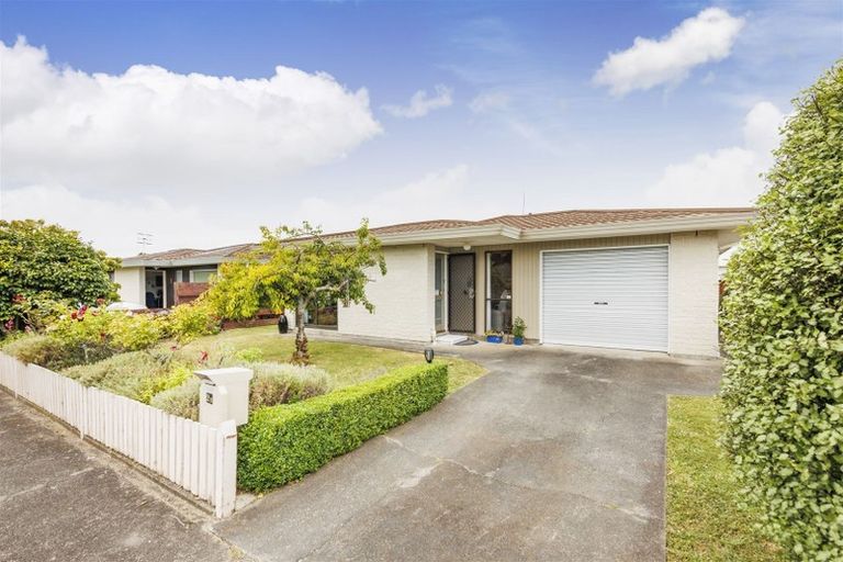 Photo of property in 2b Droylsden Place, Palmerston North, 4410
