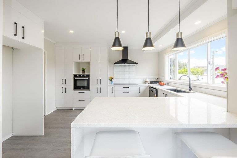 Photo of property in 6 Brouder Place, Hillpark, Auckland, 2102