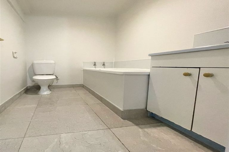 Photo of property in 1/70 Chartwell Avenue, Glenfield, Auckland, 0629