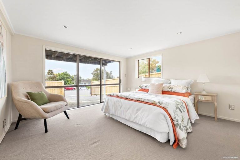 Photo of property in 10 Halcombe Place, Green Bay, Auckland, 0604