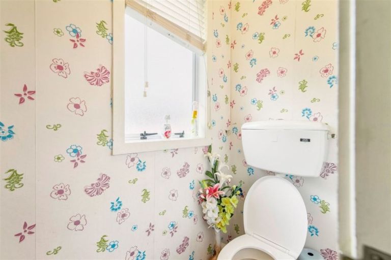 Photo of property in 71 Chilcott Road, Henderson, Auckland, 0612