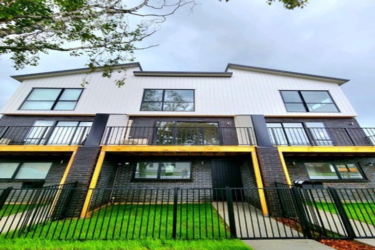 Photo of property in 2/16 Russell Road, Manurewa, Auckland, 2102