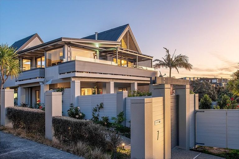 Photo of property in 1/7 Whitby Crescent, Mairangi Bay, Auckland, 0630