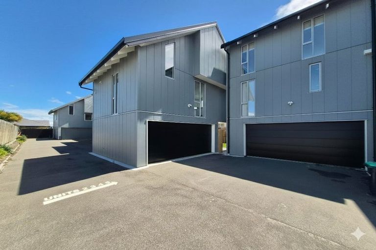 Photo of property in 3/246 Marine Parade, New Brighton, Christchurch, 8061