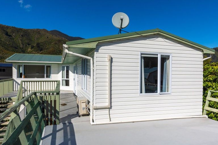 Photo of property in 48 Beach Road, Waikawa, Picton, 7220