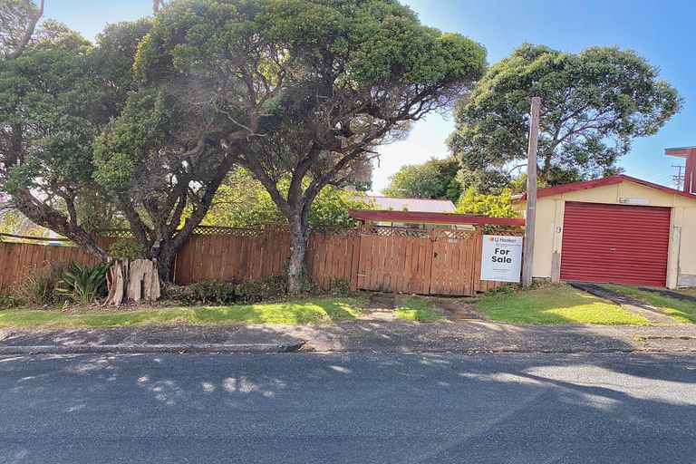 Photo of property in 9 Hauraki Road, Leigh, 0985