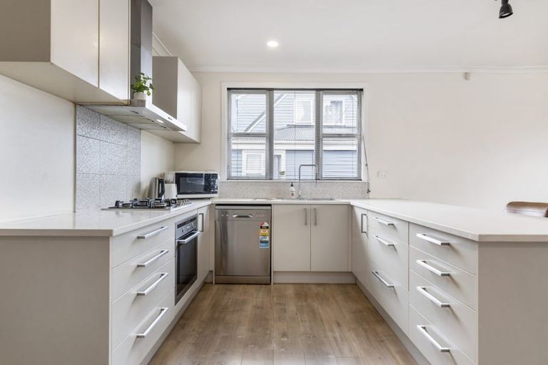 Photo of property in 33 Cobham Crescent, Kelston, Auckland, 0602