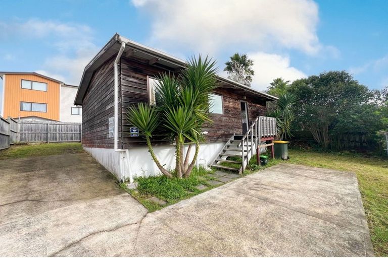 Photo of property in 20 Thornlow Street, Glendene, Auckland, 0602