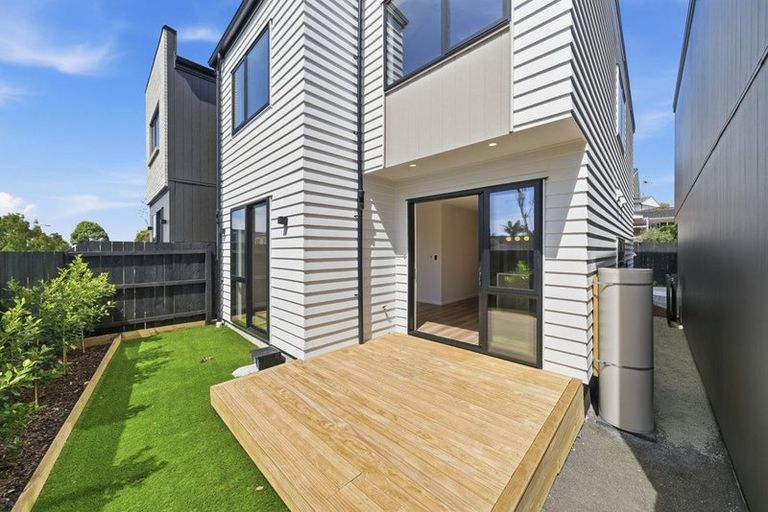 Photo of property in 15b Wilbur Place, Pakuranga Heights, Auckland, 2010