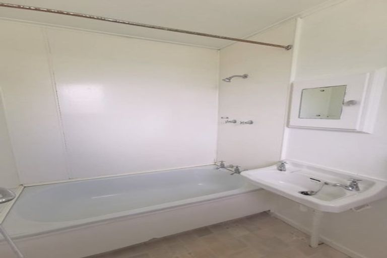 Photo of property in 1 Trojan Crescent, New Lynn, Auckland, 0600