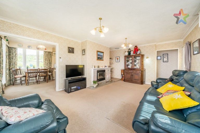 Photo of property in 60 Pokohiwi Road, Normandale, Lower Hutt, 5010