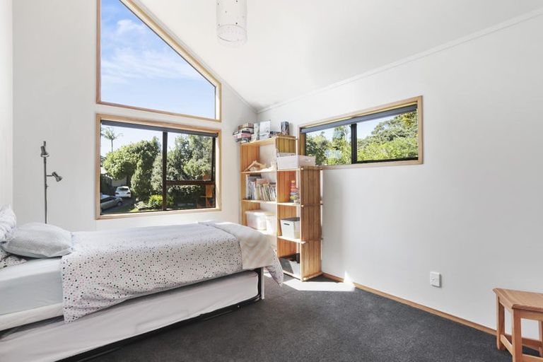Photo of property in 9 Longfellow Parade, Glen Eden, Auckland, 0604