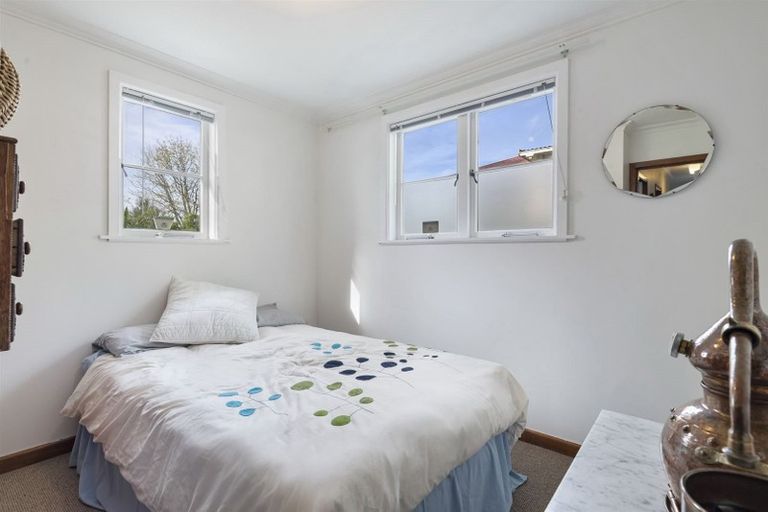 Photo of property in 2 Serwayne Place, Sunnyvale, Auckland, 0612