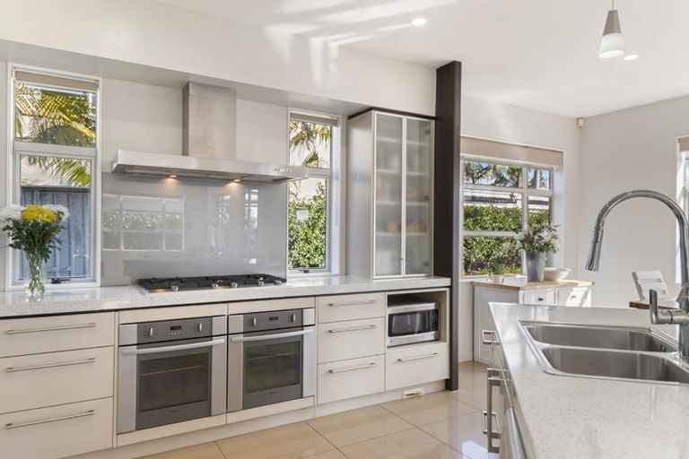 Photo of property in 4 Laurel Oak Drive, Schnapper Rock, Auckland, 0632