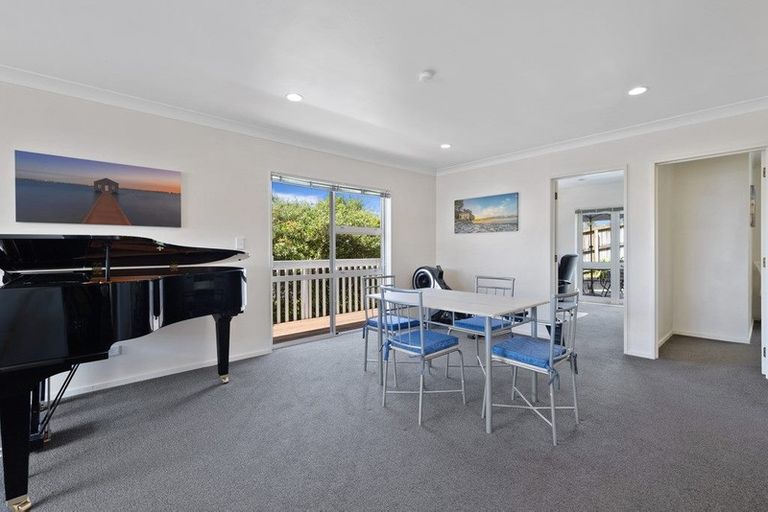 Photo of property in 2/8 Bronzewing Terrace, Unsworth Heights, Auckland, 0632