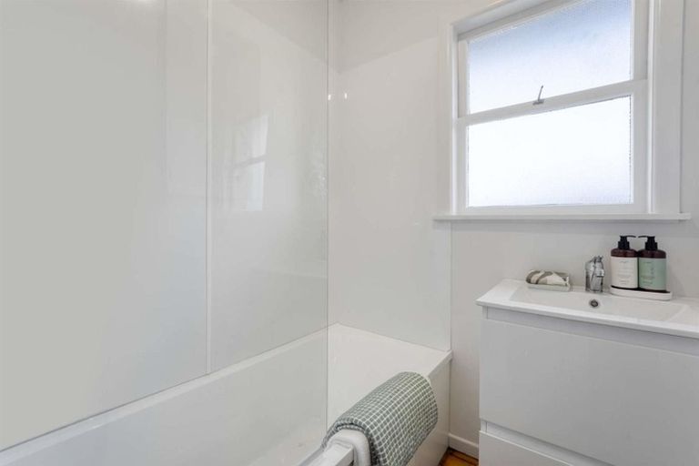 Photo of property in 1/22 Margaret Place, Milford, Auckland, 0620