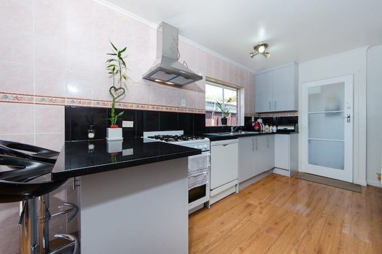 Photo of property in 40 Tomo Street, New Lynn, Auckland, 0600