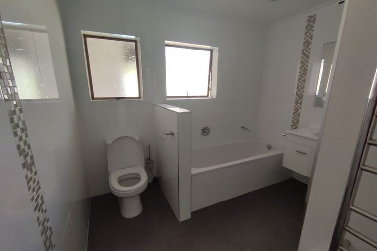 Photo of property in 4 King Richard Place, Browns Bay, Auckland, 0630