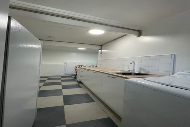 Photo of property in 98 Salamanca Road, Sunnynook, Auckland, 0620