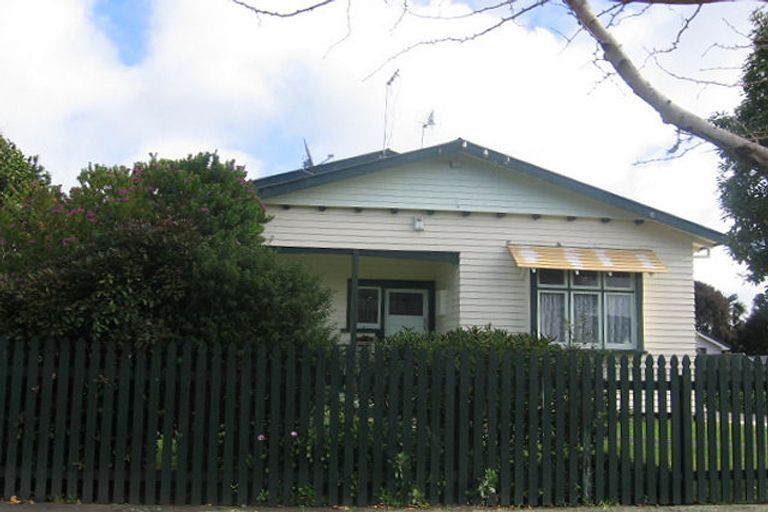 Photo of property in 8 Burns Avenue, Takaro, Palmerston North, 4412