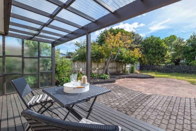 Photo of property in 6 Gill Avenue, Te Atatu Peninsula, Auckland, 0610