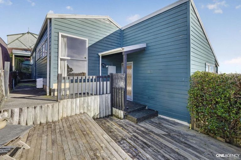 Photo of property in 129 Gloaming Hill, Titahi Bay, Porirua, 5022