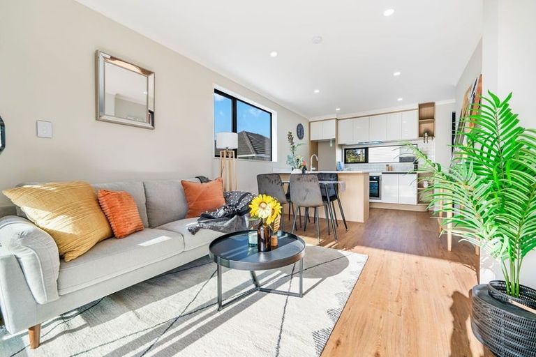 Photo of property in 2/3 Royal View Road, Te Atatu South, Auckland, 0610