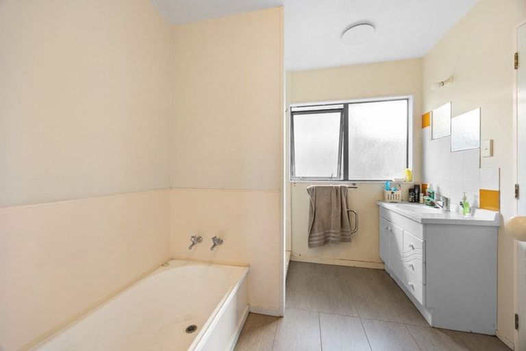 Photo of property in 2/49 Clevedon Road, Papakura, 2110