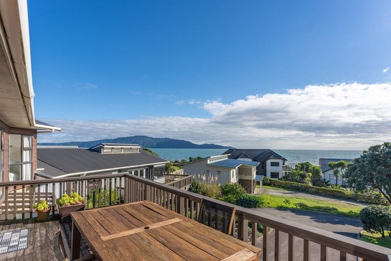 Photo of property in 18 Ara Kuaka, Waikanae Beach, Waikanae, 5036