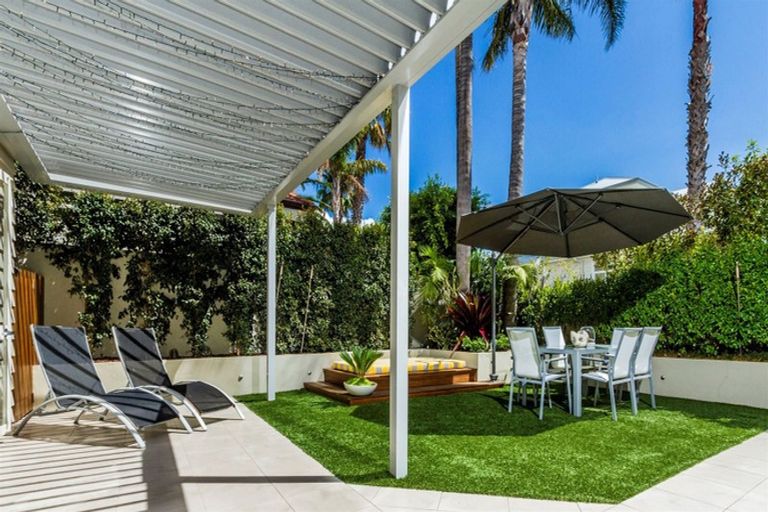 Photo of property in 3/309 Beach Road, Campbells Bay, Auckland, 0630