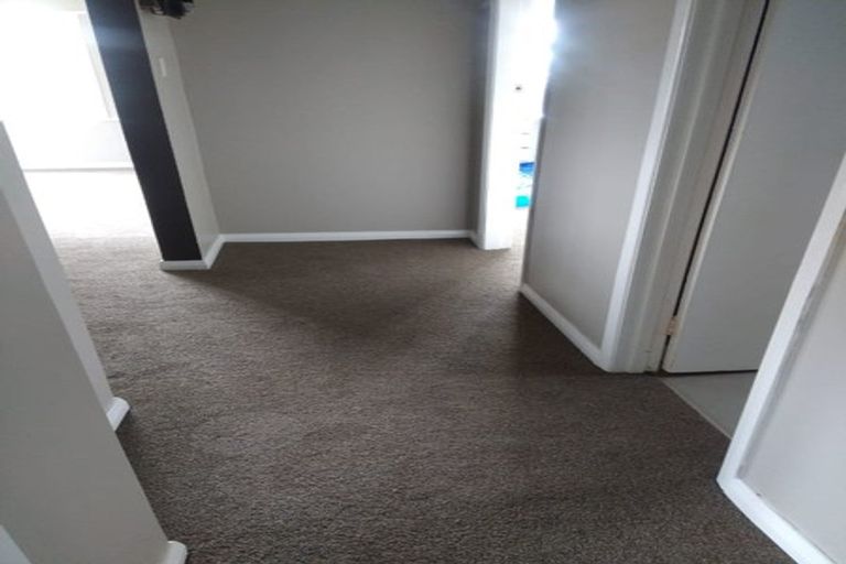 Photo of property in 7 Griffiths Grove, Newlands, Wellington, 6037