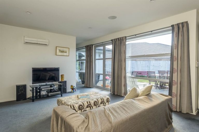 Photo of property in 15 Foresters Crescent, Parklands, Christchurch, 8083