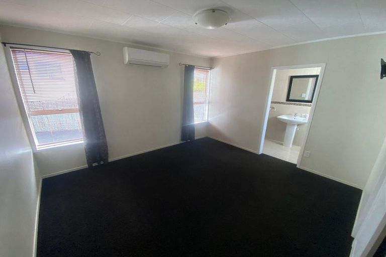 Photo of property in 63 Rosewarne Crescent, Glendene, Auckland, 0602