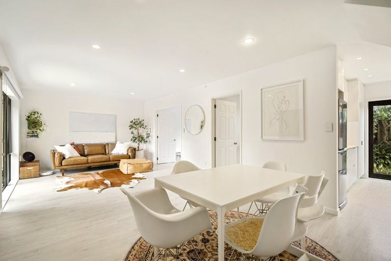 Photo of property in 3/52 Taharoto Road, Takapuna, Auckland, 0622