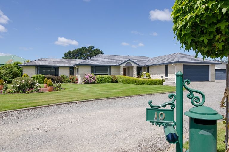 Photo of property in 10 Kenwyn Drive, Carterton, 5713