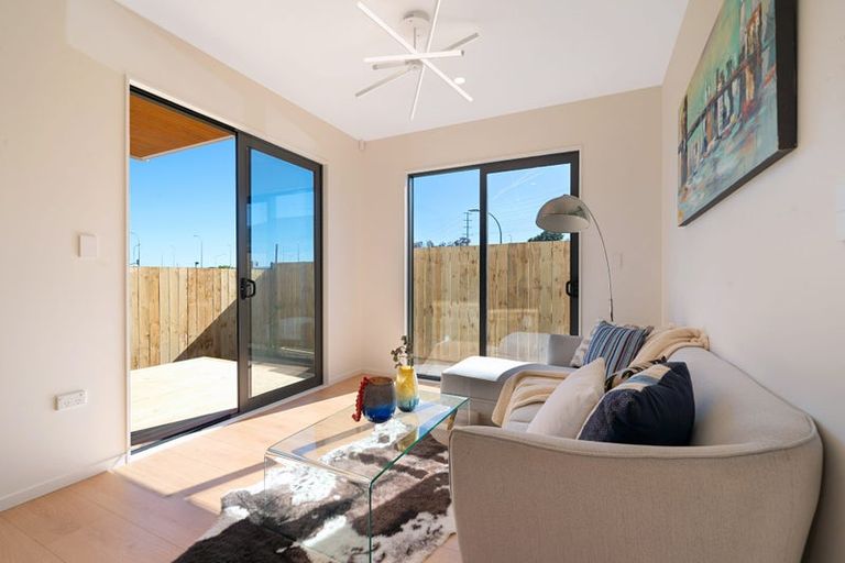Photo of property in 53 Meadowood Drive, Unsworth Heights, Auckland, 0632