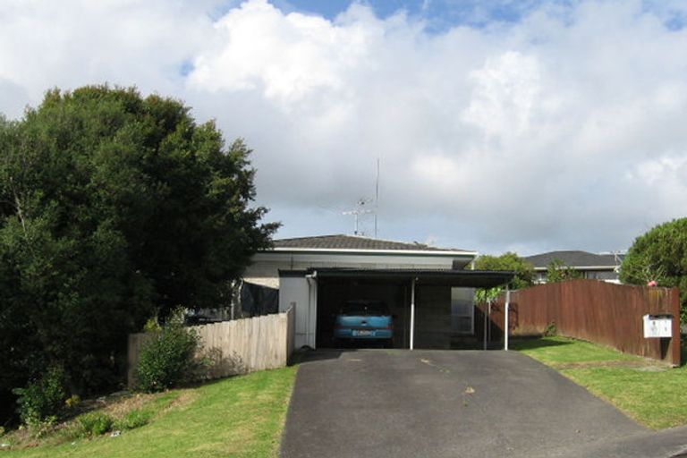 Photo of property in 2/1 Flagstaff Place, Massey, Auckland, 0614