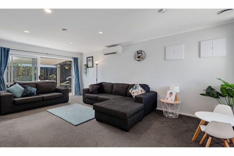 Photo of property in 2/272 Glamorgan Drive, Northcross, Auckland, 0630