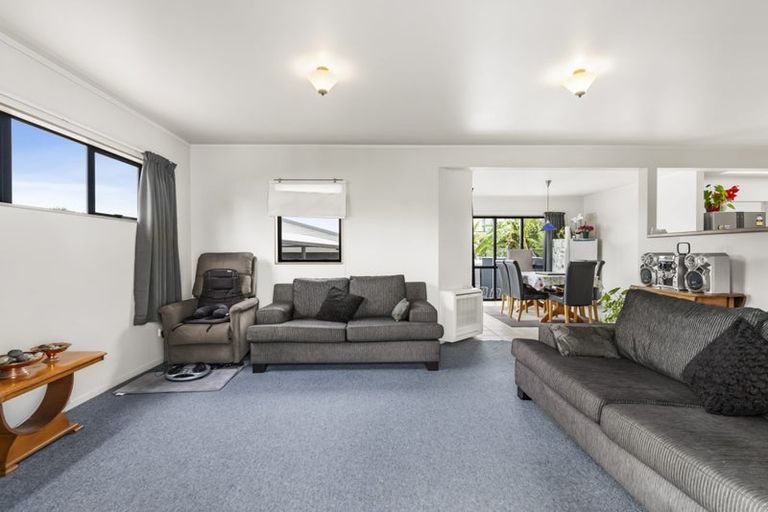 Photo of property in 12 Gloria Avenue, Te Atatu Peninsula, Auckland, 0610