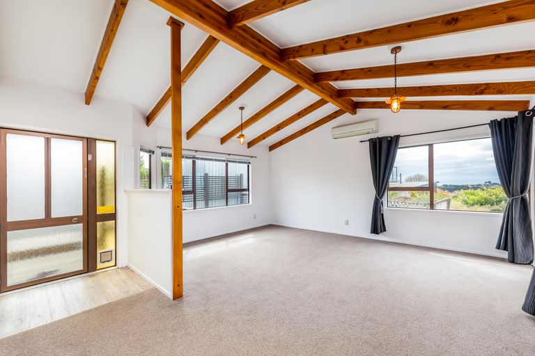 Photo of property in 70 Wade River Road, Stanmore Bay, Whangaparaoa, 0932