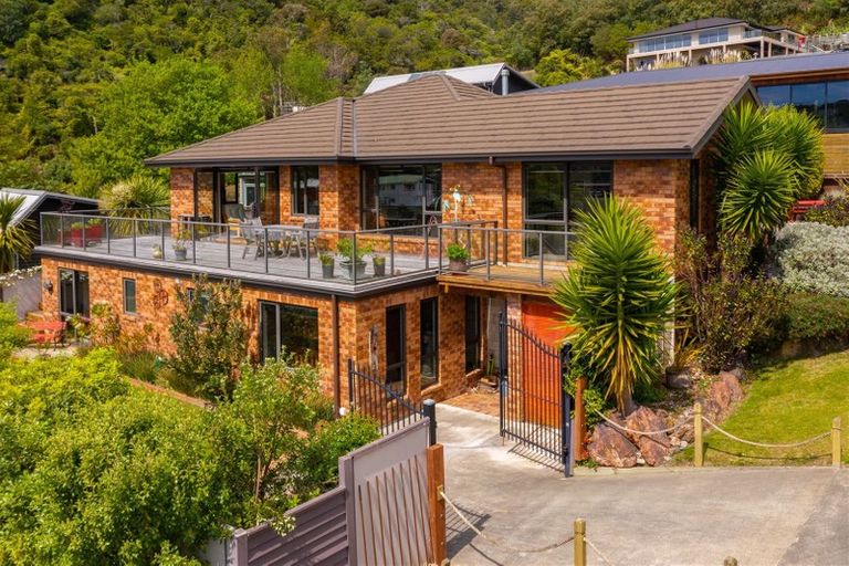 Photo of property in 18 Russell Street, Picton, 7220