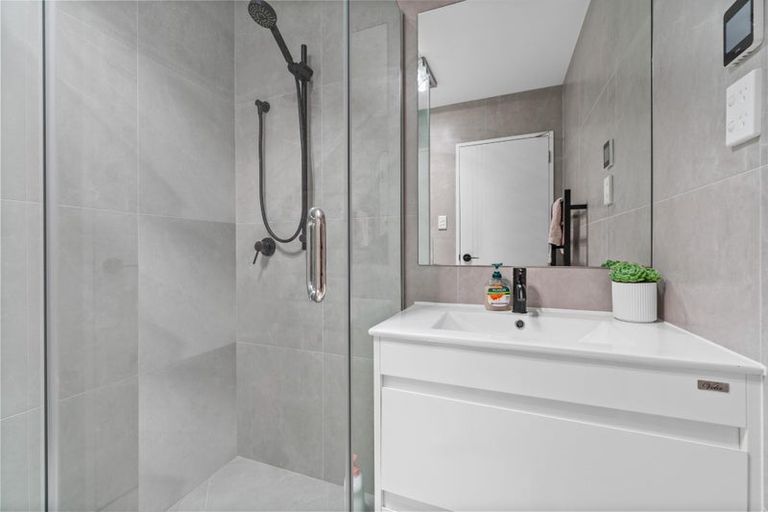 Photo of property in 5/1a Royal View Road, Te Atatu South, Auckland, 0610