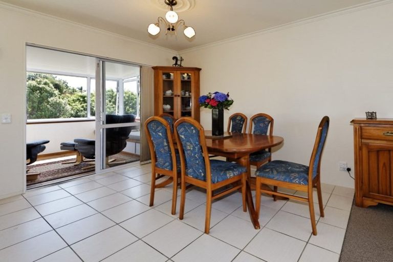 Photo of property in 1/62 Whiting Grove, West Harbour, Auckland, 0618