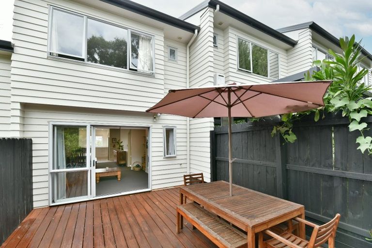 Photo of property in 3/22 Northcross Drive, Oteha, Auckland, 0632