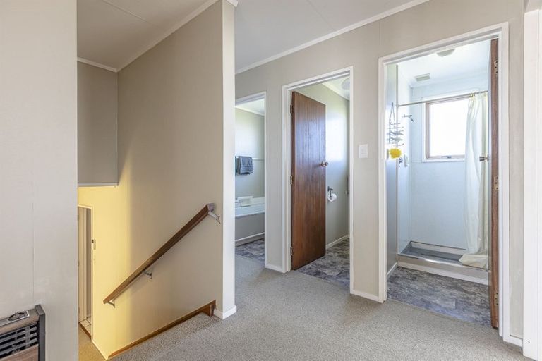 Photo of property in 16 Dunk Place, Milson, Palmerston North, 4414