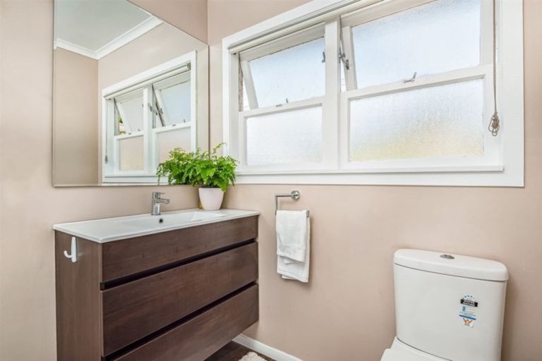 Photo of property in 365 Wairau Road, Totara Vale, Auckland, 0629