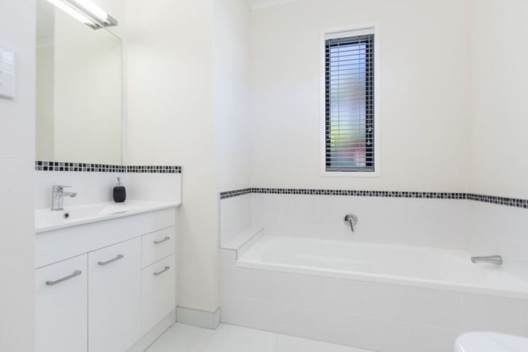 Photo of property in 78 Pemberton Avenue, Bayview, Auckland, 0629