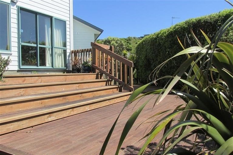 Photo of property in 44 Dress Circle, Newlands, Wellington, 6037